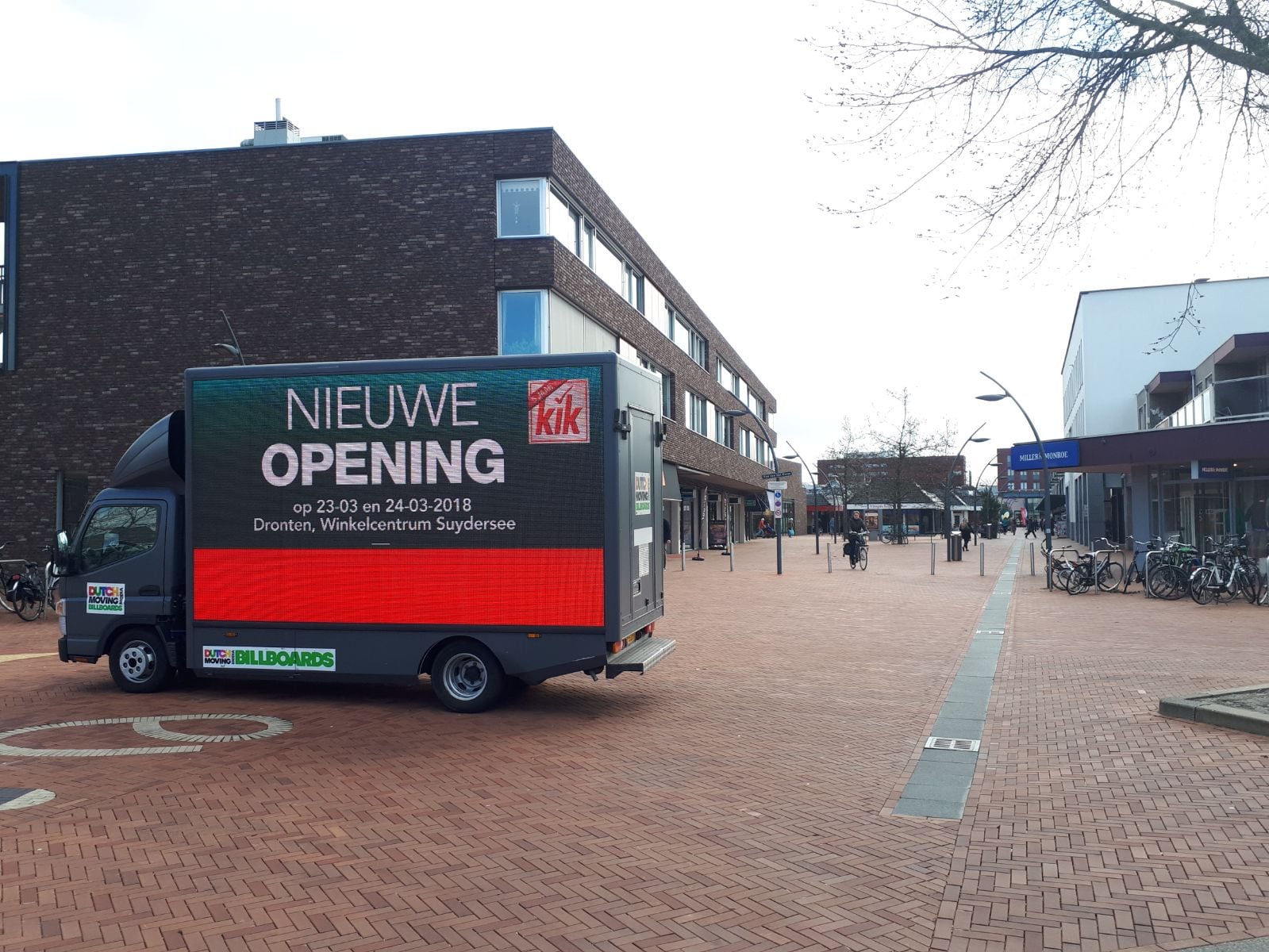 mobiel LED scherm staat stil in winkelcentrum