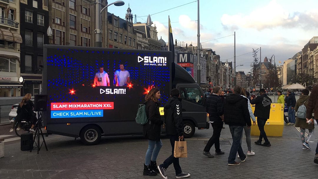 Doelgroep danst bij mobiele led scherm