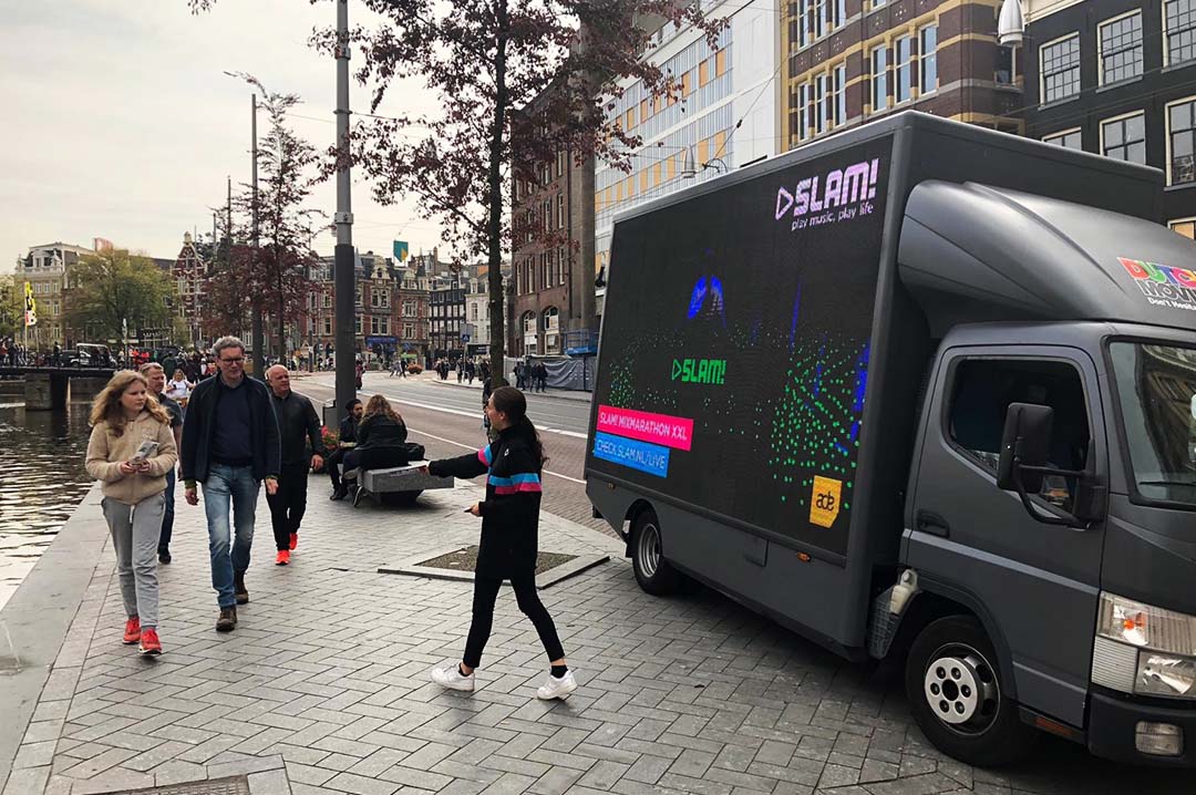 Mobiele led scherm rijdt door amsterdam