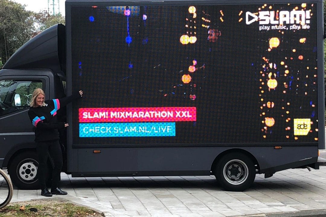 Muziek door amsterdam met mobiele led scherm