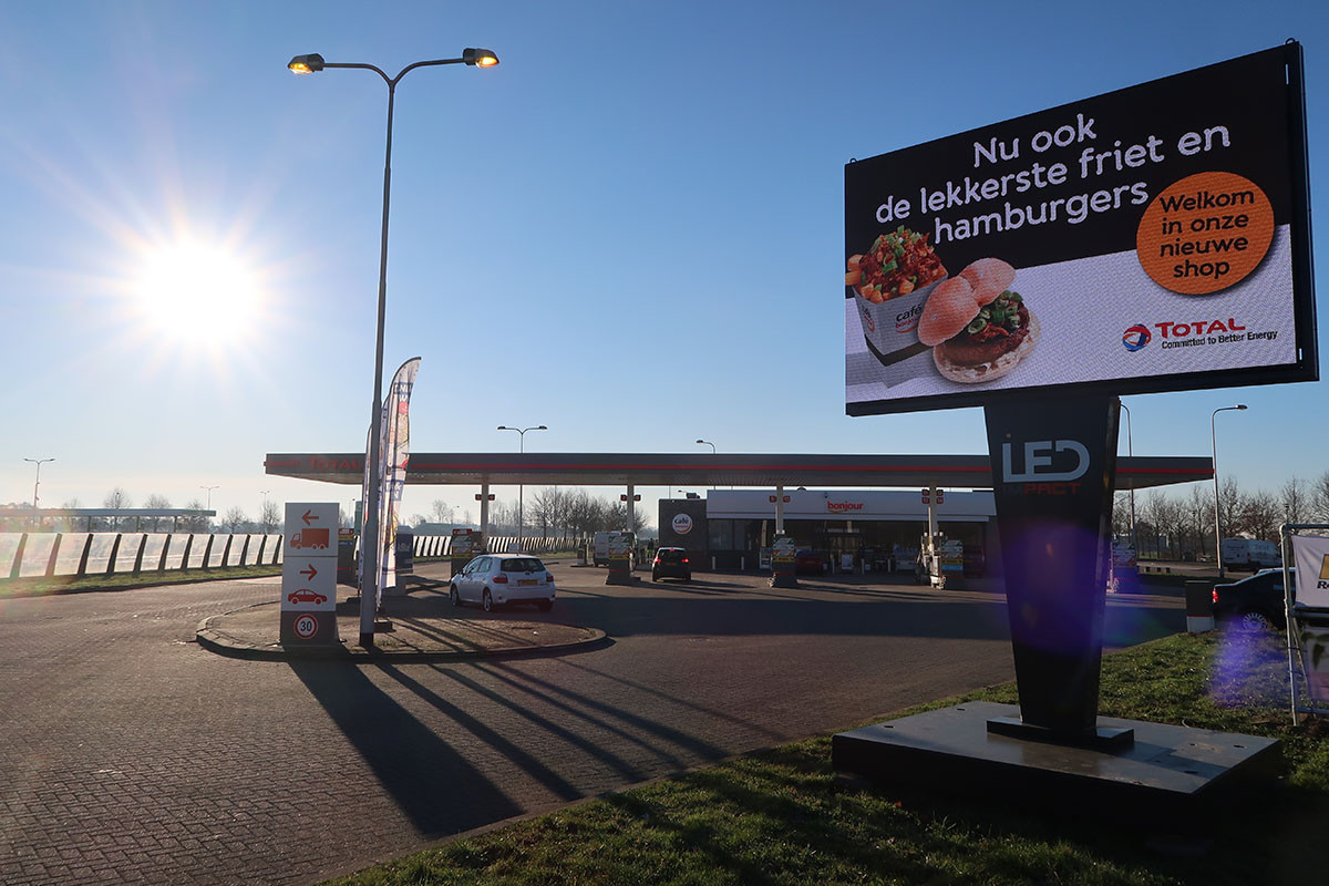 LED scherm inzetten bij tankstation Total