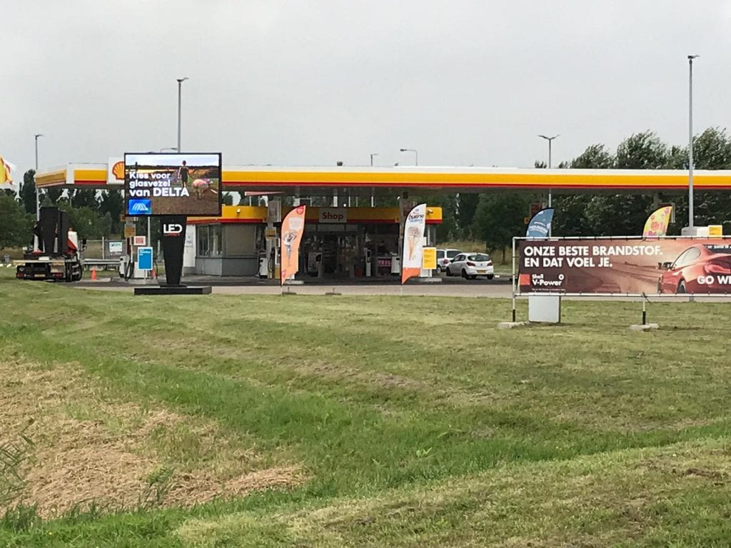 LED scherm bij tankstation